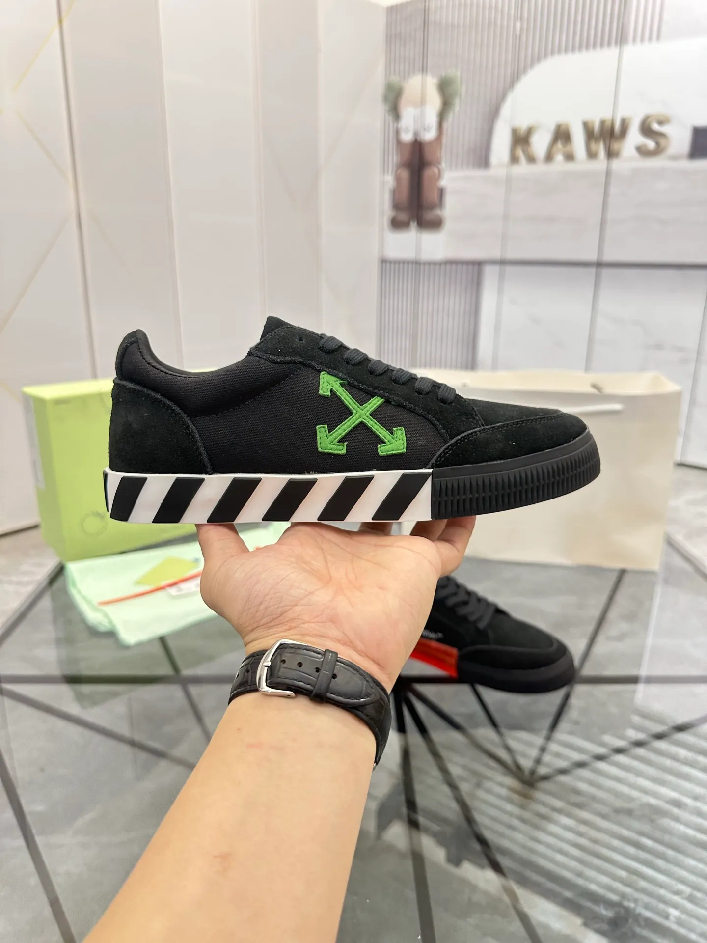 Selling men's shoes 💰: 💰P440¥ Product trademark: OFF WHITE * "OFF WHITE*" low-top casual shoes Regular size: 35-45 (can be customized to 46) Couple style Product materials: imported nubuck leather upper spliced ​​with original fabric, breathable lining, original outsole. No.: H203